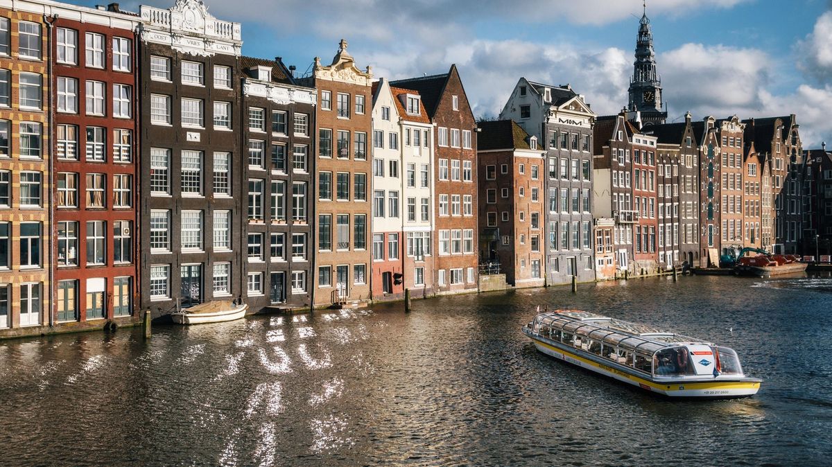 Amsterdam vykáže obří výletní lodě z centra. Město chce snížit počty turistů